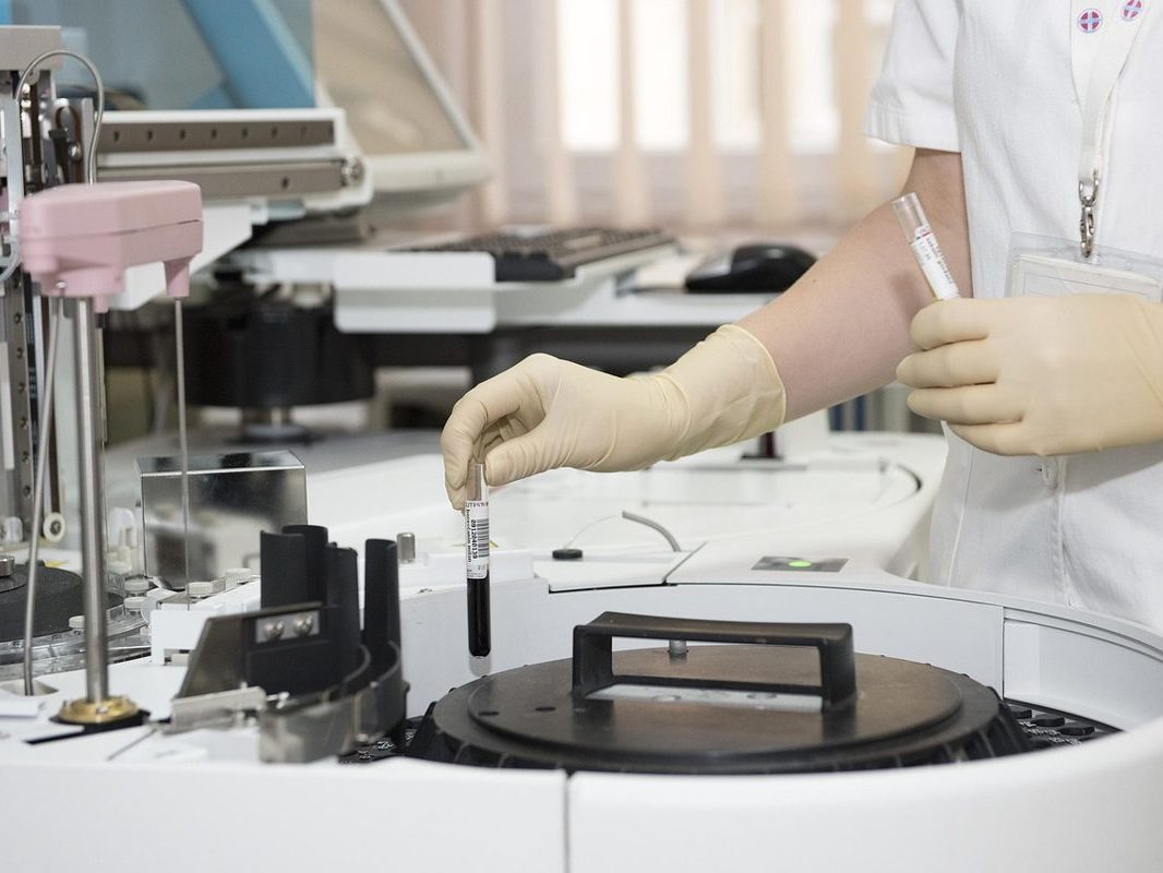 Analista trabajando con un analizador de mesa en el laboratorio